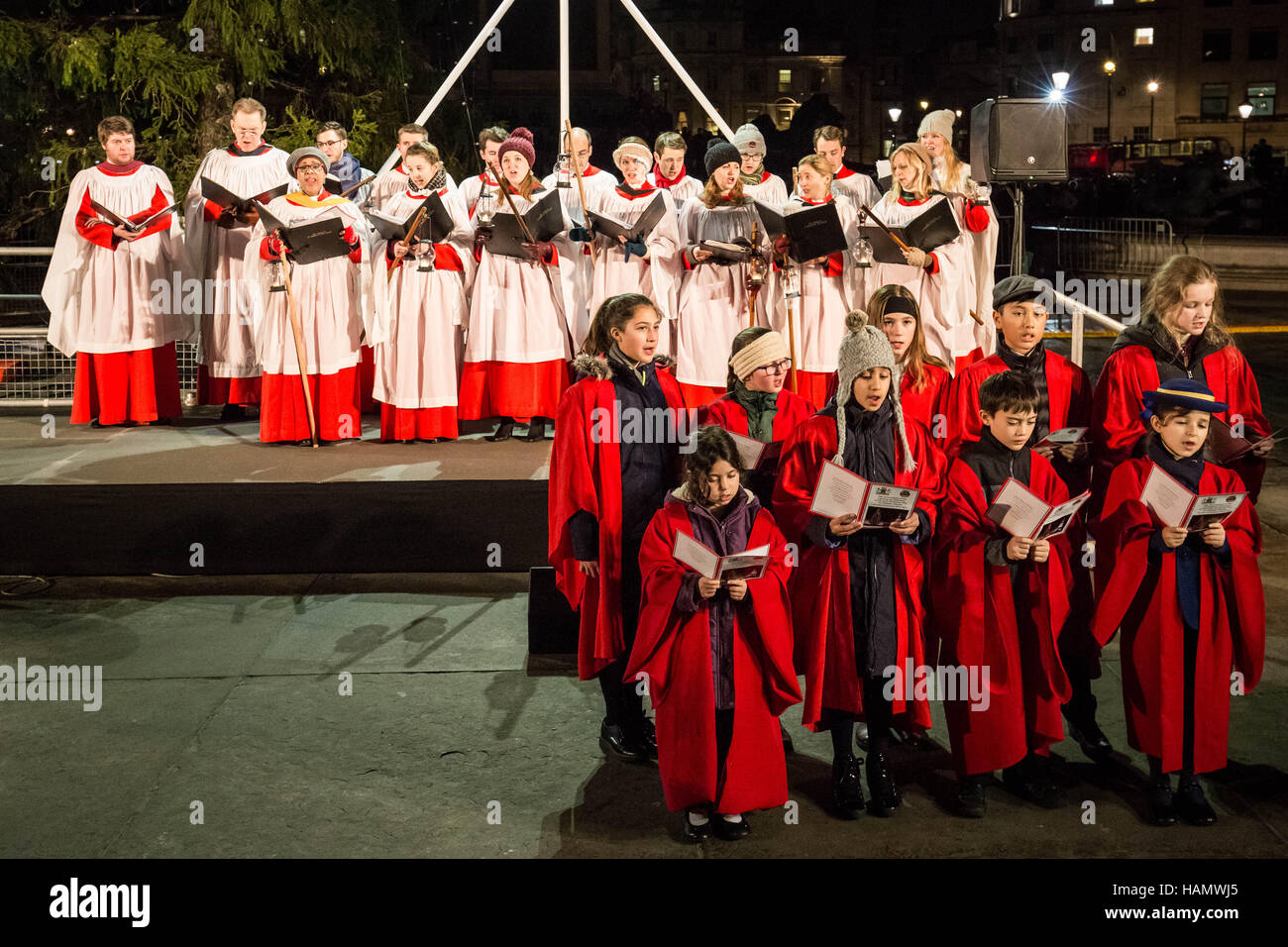 Londra, Regno Unito. Il 1 dicembre del 2016. Annuale e tradizionale accensione di Trafalgar Square albero di Natale Credit: Guy Corbishley/Alamy Live News Foto Stock