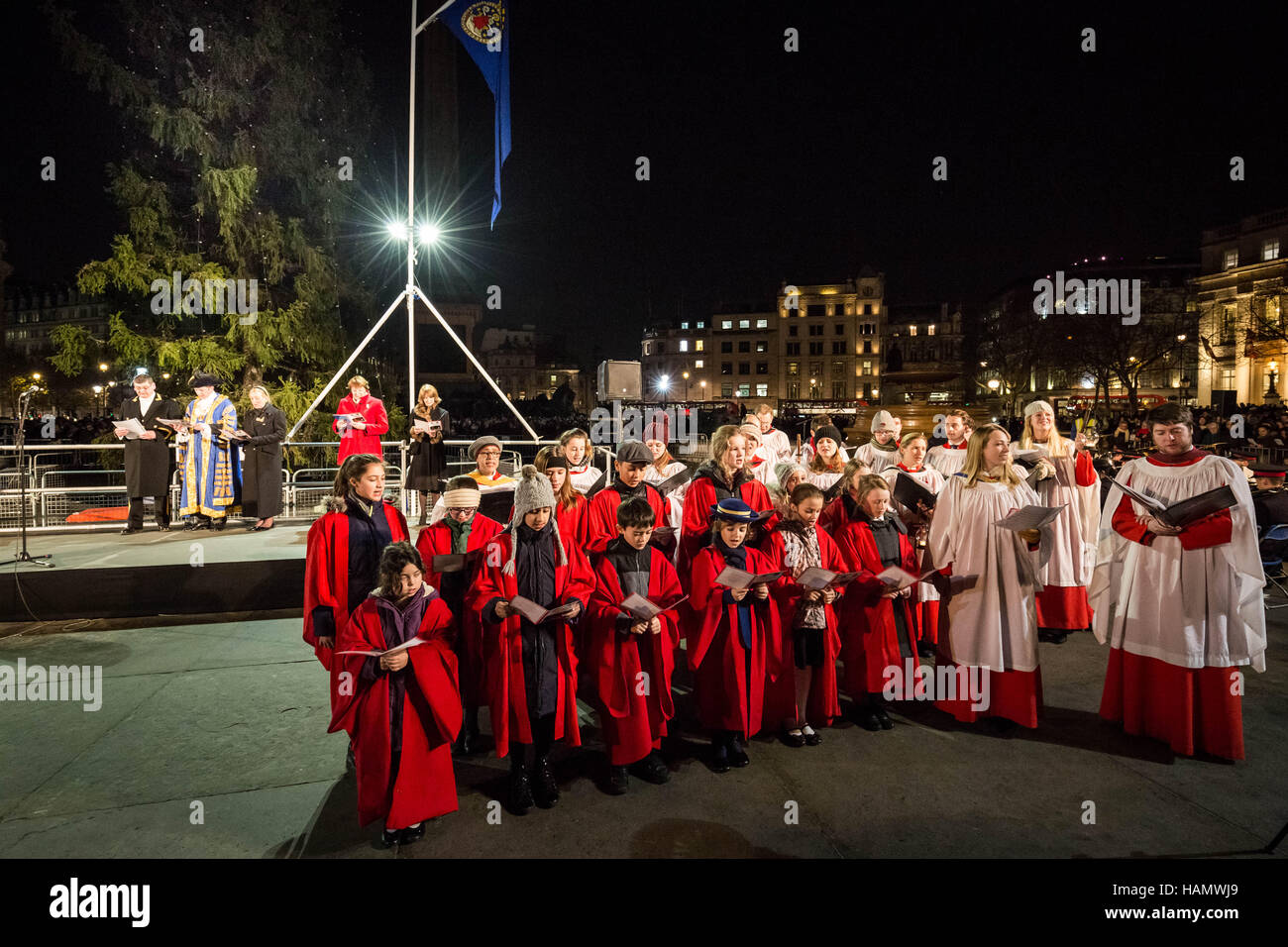 Londra, Regno Unito. Il 1 dicembre del 2016. Annuale e tradizionale accensione di Trafalgar Square albero di Natale Credit: Guy Corbishley/Alamy Live News Foto Stock