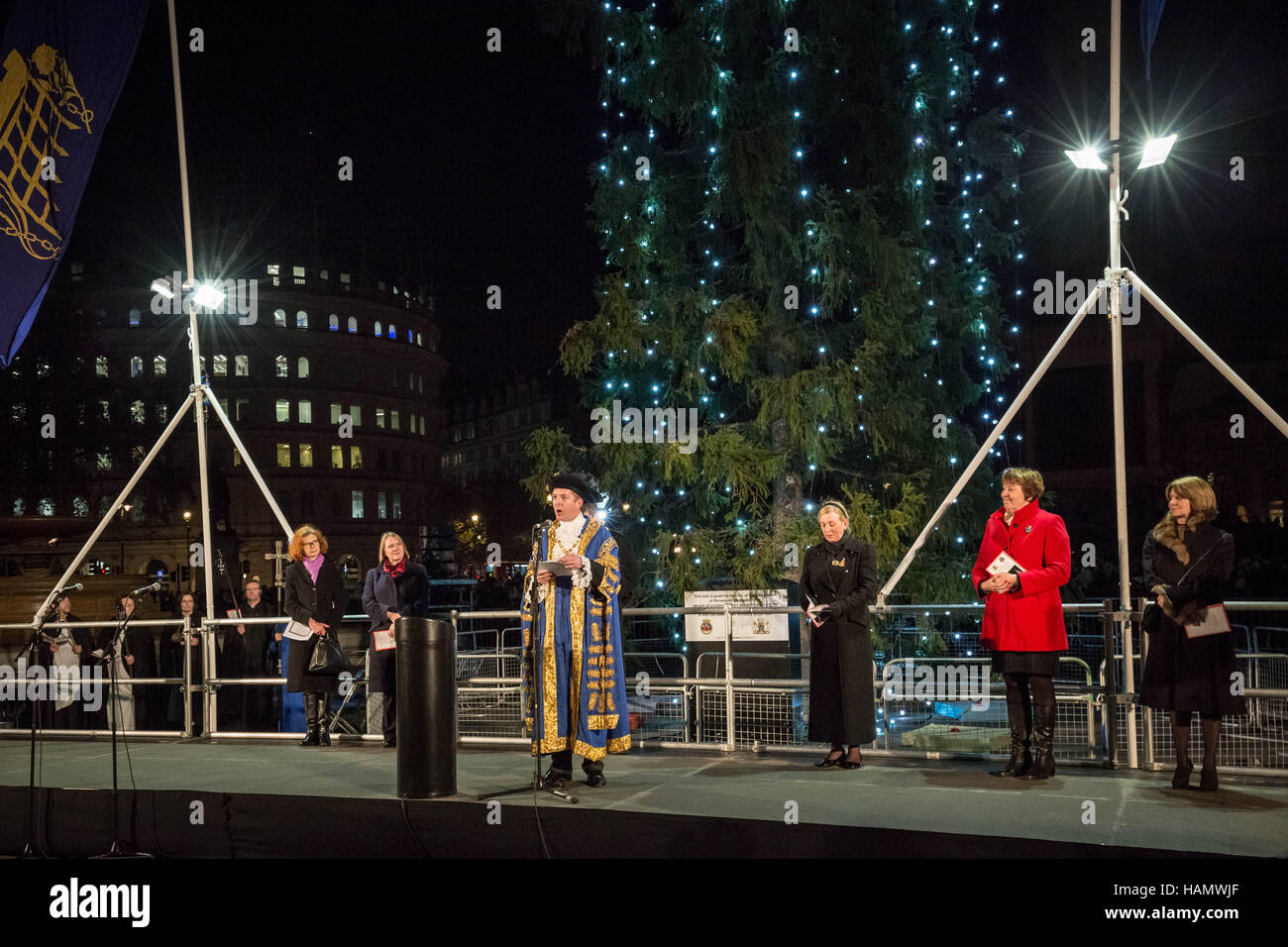 Londra, Regno Unito. Il 1 dicembre del 2016. Annuale e tradizionale accensione di Trafalgar Square albero di Natale Credit: Guy Corbishley/Alamy Live News Foto Stock