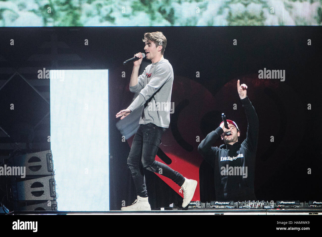 San Jose, Stati Uniti d'America. 01 Dic, 2016. Il Chainsmokers compie durante il mio cuore selvaggio Radio 94,9 Jingle Ball il 1 dicembre 2016 presso il centro di SAP in San Jose, California. Credito: la foto di accesso/Alamy Live News Foto Stock