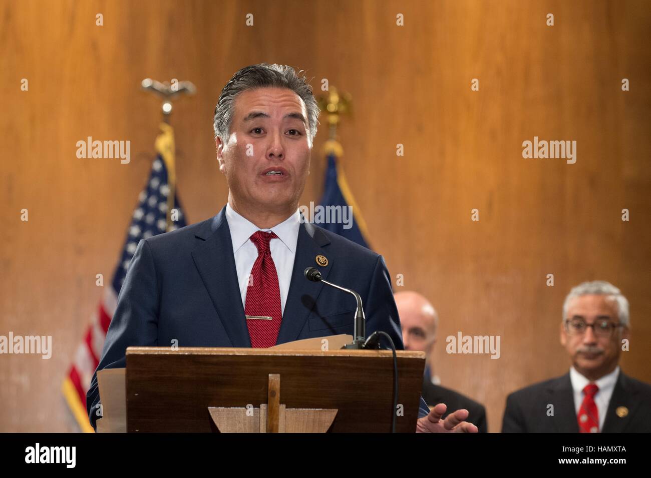 Washington DC, Stati Uniti d'America. 01 Dic, 2016. U.S Congressman Mark Takano commenti sulle ore di lavoro straordinario regole salariale bloccata da un giudice del Texas durante una conferenza stampa con i compagni democratici di Capitol Hill 1 Dicembre 2016 a Washington, DC. Le ore di lavoro straordinario regola, che sarebbe andato in vigore dal 1 dicembre ore di lavoro straordinario espanso ammissibilità a 4,2 milioni di lavoratori. Credito: Planetpix/Alamy Live News Foto Stock