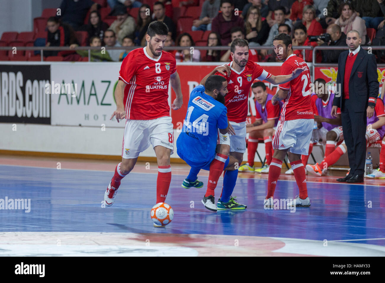 Lisbona, Portogallo. Il 1 dicembre del 2016. Benfica il perno dal Italia Alessandro Patias (8) in azione durante il gioco SL Benfica v CF OS Belenenses Credito: Alexandre de Sousa/Alamy Live News Foto Stock