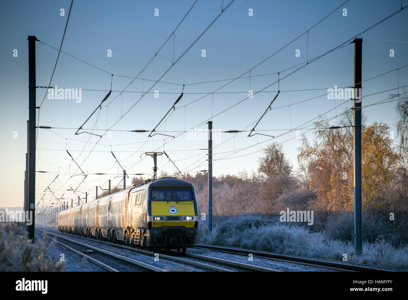 Classe 91110 gare nord su un gelido mattina a Conington, Cambridgeshire formando un Kings Cross al servizio di Edimburgo il 29 novembre 2016. Foto Stock