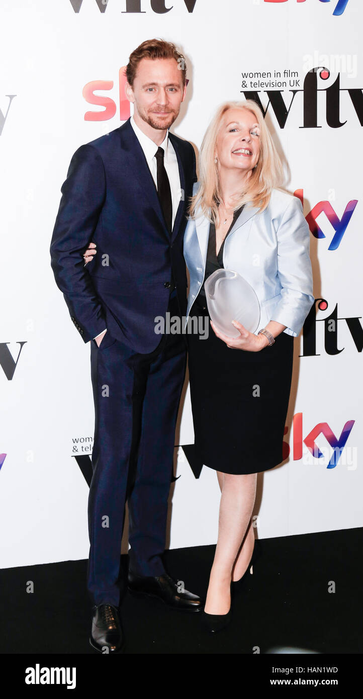 Londra, Regno Unito. 02Dec, 2016. Londra, 2 dicembre 2016. Amanda Nevill con il suo cielo premio donne in Film e TV Awards 2016 in London Hilton. Credito: Dominika Zarzycka/Alamy Live News Foto Stock