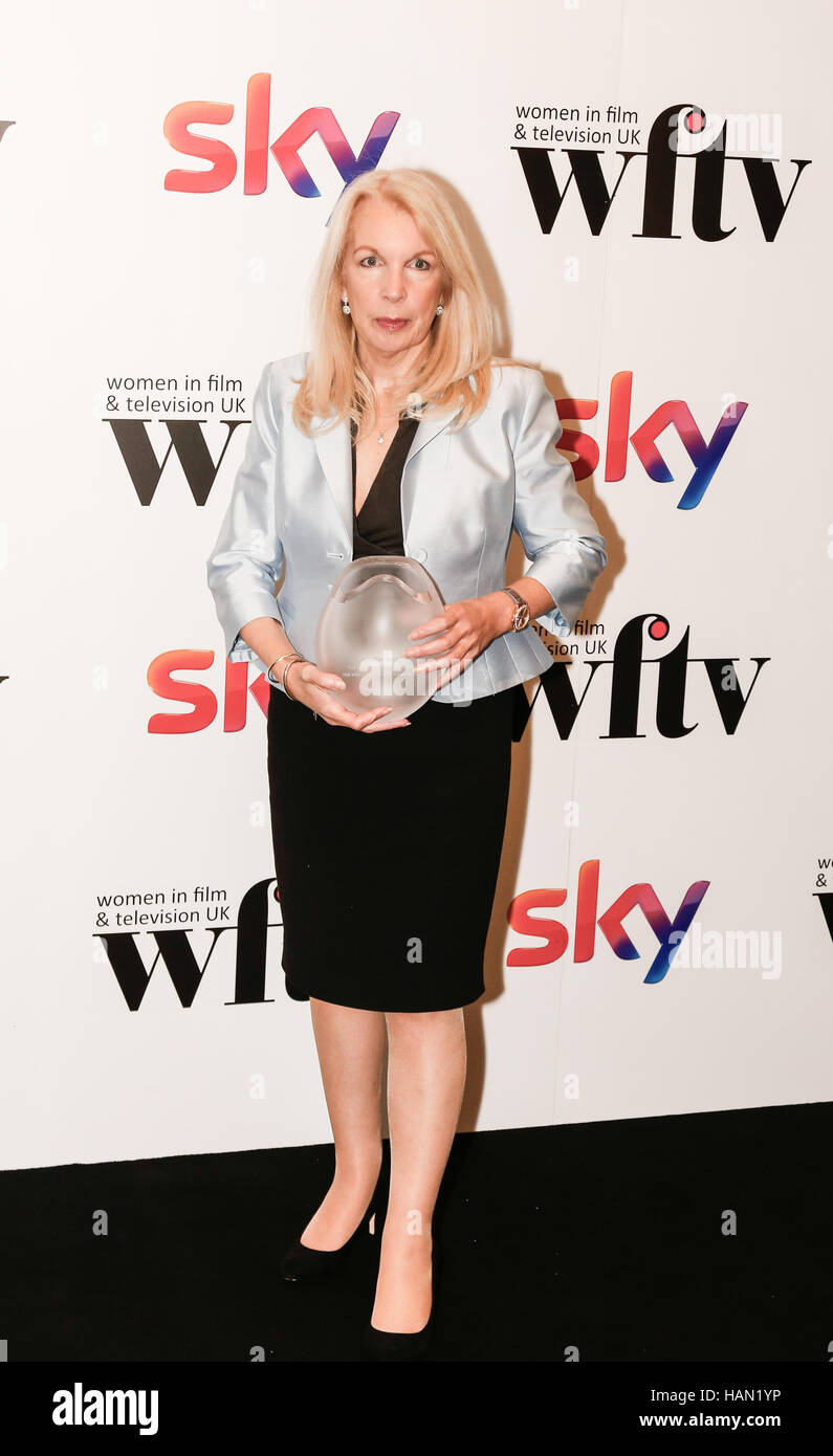 Londra, Regno Unito. 02Dec, 2016. Londra, 2 dicembre 2016. Amanda Nevill con il suo cielo premio donne in Film e TV Awards 2016 in London Hilton. Credito: Dominika Zarzycka/Alamy Live News Foto Stock