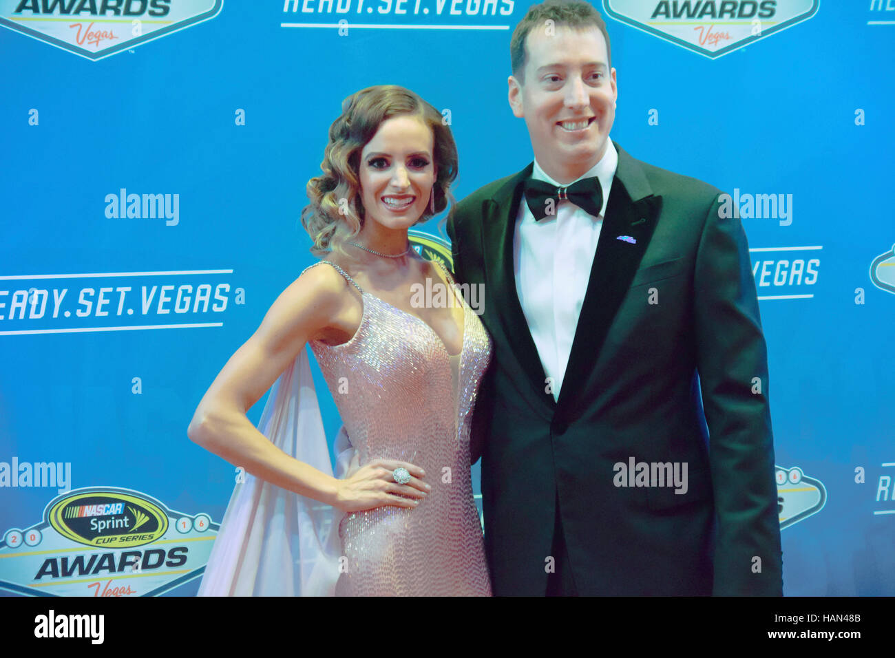 Las Vegas, Stati Uniti d'America. 02Dec, 2016. Kyle e Samantha Busch a piedi il tappeto rosso al NASCAR Awards su 2 Dicembre 2016 al Wynn di Las Vegas NV. Credito: la foto di accesso/Alamy Live News Foto Stock