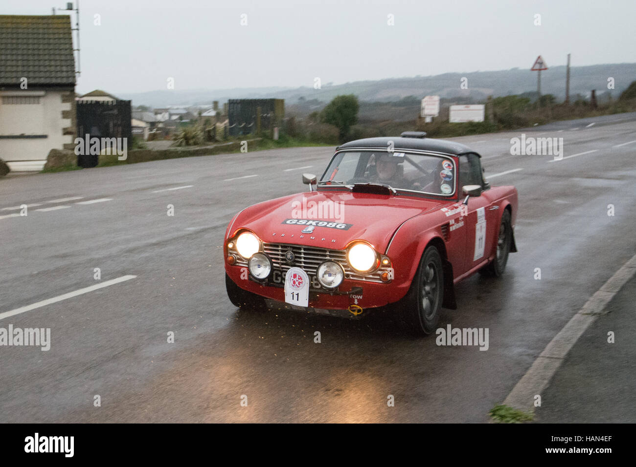 Lands End/Marazion, Cornwall, Regno Unito. 3 dicembre, 2016. L eroe eventi Lands End a John O Groats affidabilità e auto classica gita inizia in Cornovaglia all'alba. La manifestazione è aperta a vetture costruite prima del 1986 e copre oltre 1500 miglia in 3 giorni. Visto qui auto sul lungomare di Marazion. Credito: Simon Maycock/Alamy Live News Foto Stock