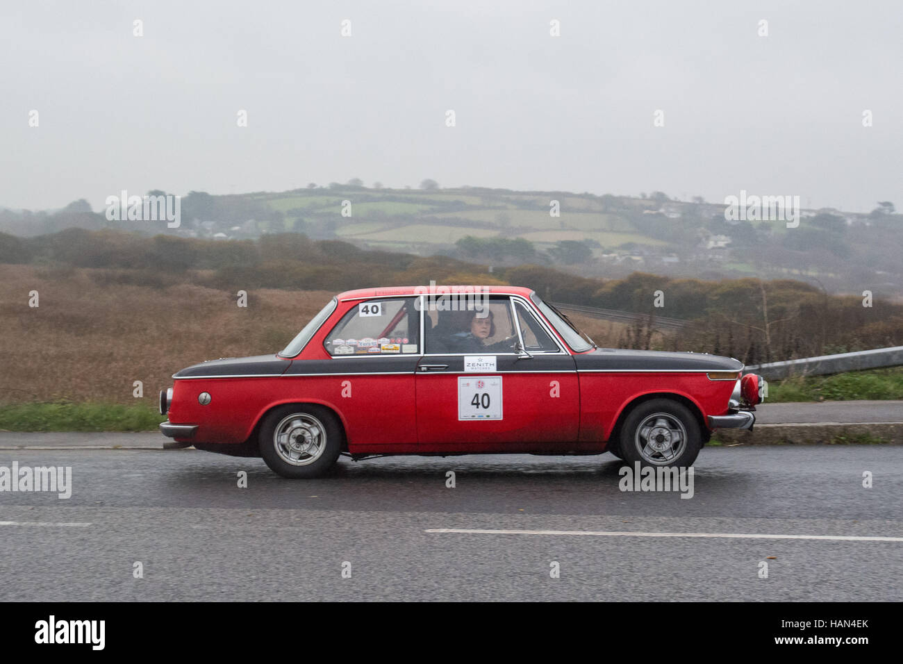 Lands End/Marazion, Cornwall, Regno Unito. 3 dicembre, 2016. L eroe eventi Lands End a John O Groats affidabilità e auto classica gita inizia in Cornovaglia all'alba. La manifestazione è aperta a vetture costruite prima del 1986 e copre oltre 1500 miglia in 3 giorni. Visto qui auto sul lungomare di Marazion. Credito: Simon Maycock/Alamy Live News Foto Stock