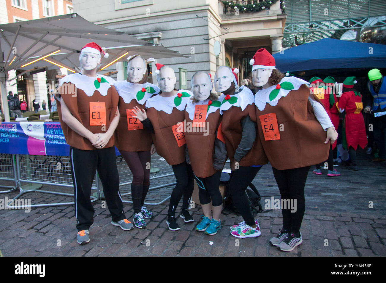 Londra, Regno Unito. 3 dicembre, 2016. I partecipanti indossano maschere di Putin prendere parte il budino di grande gara per raccogliere fondi a favore della ricerca sul cancro del Regno Unito in Covent Garden di Londra: Credito amer ghazzal/Alamy Live News Foto Stock