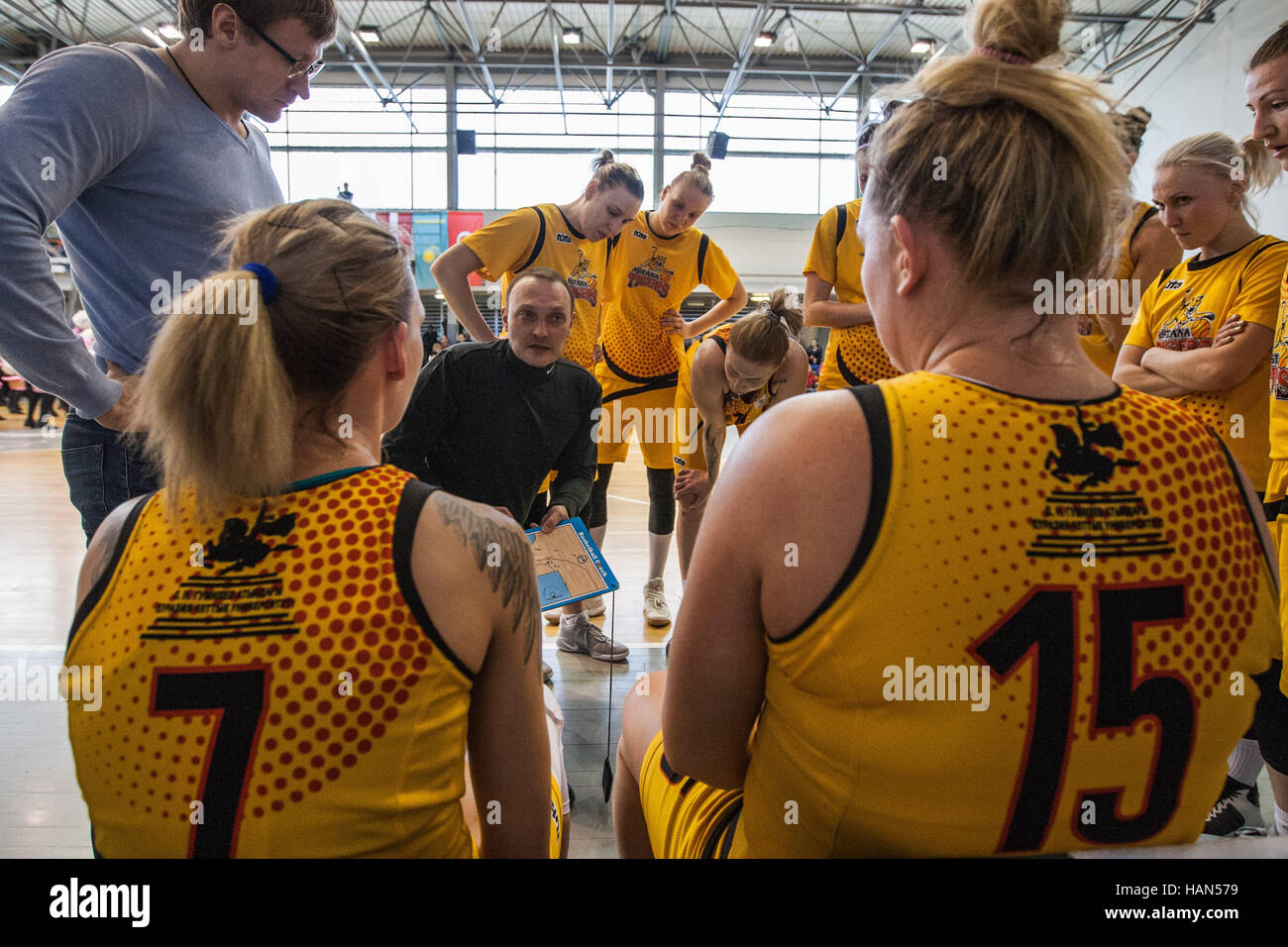 Gdynia, Polonia. 3 dicembre, 2016. Astana Tigers head coach Vitaliy Strebkov durante Europeo Orientale Womens Basketball League (EEWBL) Gruppo B gioco tra il Tigri Astana (Kazakhstan) e cesto di Gdynia (Polonia) squadre. Credito: Michal Fludra/Alamy Live News Foto Stock