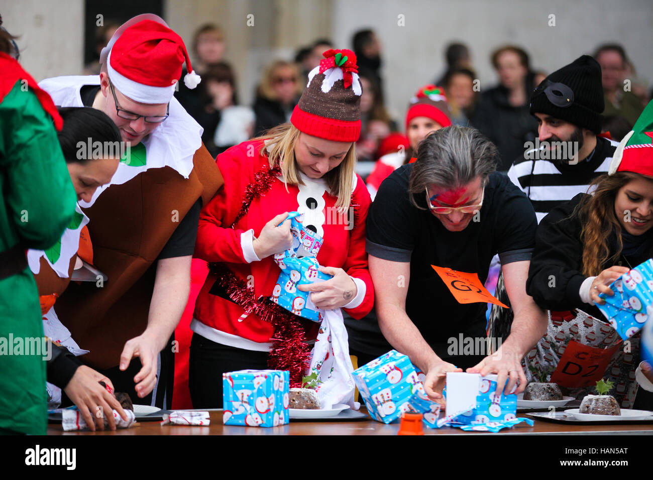 Il Covent Garden di Londra, Regno Unito 3 Dic 2016 partecipanti prendono parte al trentaseiesimo grande pudding natalizio gara di Covent Garden. La manifestazione organizzata da unità CRAC a nome del Cancer Research UK e supportati da Fox e mercato di Covent Garden. Credito: Dinendra Haria/Alamy Live News Foto Stock