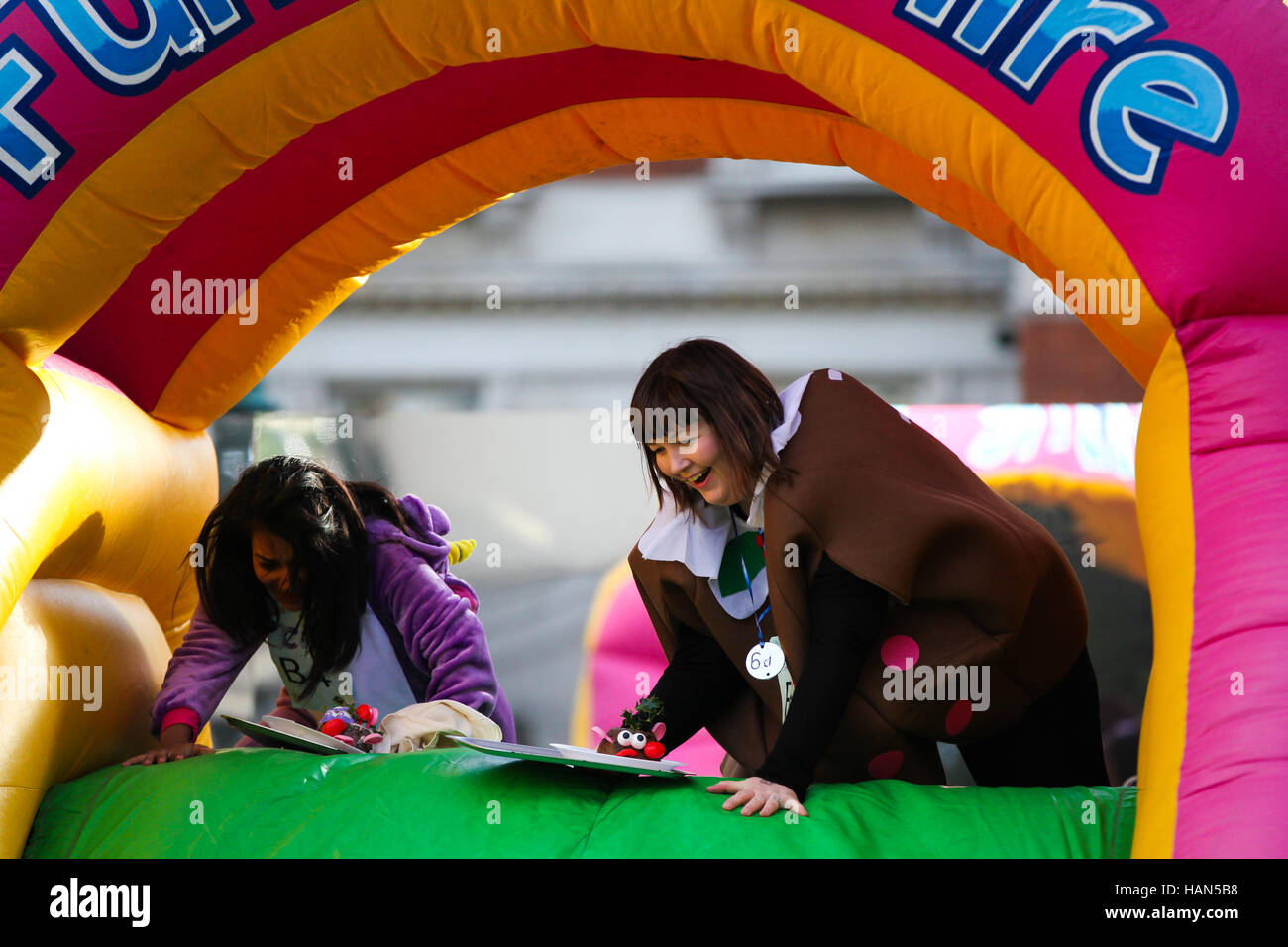 Il Covent Garden di Londra, Regno Unito 3 Dic 2016 partecipanti prendono parte al trentaseiesimo grande pudding natalizio gara di Covent Garden. La manifestazione organizzata da unità CRAC a nome del Cancer Research UK e supportati da Fox e mercato di Covent Garden. Credito: Dinendra Haria/Alamy Live News Foto Stock