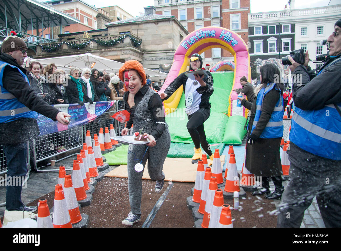 Londra, Regno Unito. 3 dicembre, 2016. I partecipanti nella grande gara budino di competere per raccogliere fondi per la ricerca sul cancro UK Credit: amer ghazzal/Alamy Live News Foto Stock