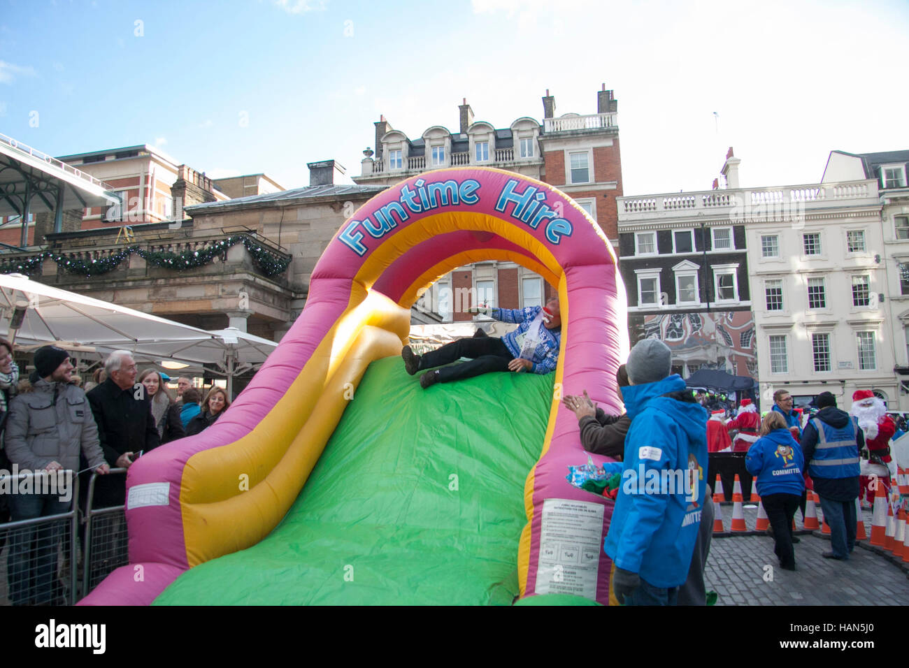 Londra, Regno Unito. 3 dicembre, 2016. I partecipanti nella grande Pudding gara competere per raccogliere fondi a favore della ricerca sul cancro del Regno Unito in Covent Garden di Londra: Credito amer ghazzal/Alamy Live News Foto Stock