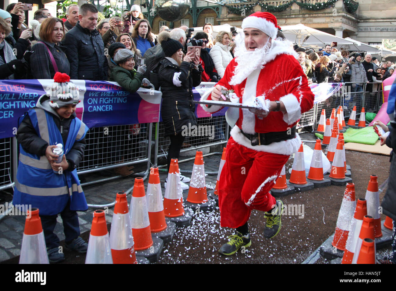 Il Covent Garden di Londra, Regno Unito 3 Dic 2016 partecipanti prendono parte al trentaseiesimo grande pudding natalizio gara di Covent Garden. La manifestazione organizzata da unità CRAC a nome del Cancer Research UK e supportati da Fox e mercato di Covent Garden. Credito: Dinendra Haria/Alamy Live News Foto Stock