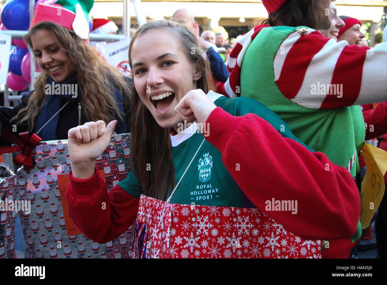 Il Covent Garden di Londra, Regno Unito 3 Dic 2016 partecipanti prendono parte al trentaseiesimo grande pudding natalizio gara di Covent Garden. La manifestazione organizzata da unità CRAC a nome del Cancer Research UK e supportati da Fox e mercato di Covent Garden. Credito: Dinendra Haria/Alamy Live News Foto Stock