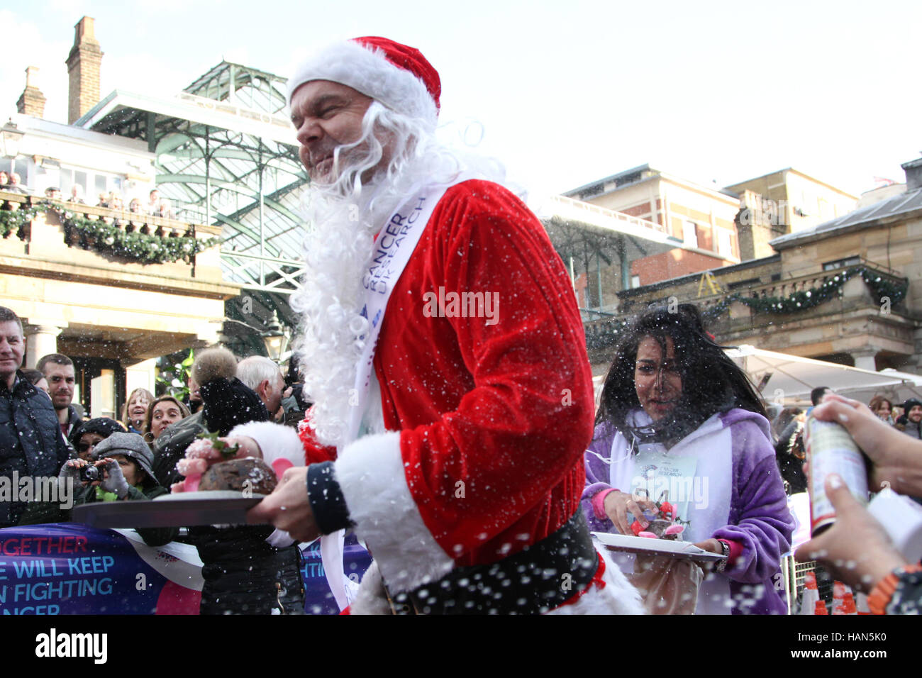 Il Covent Garden di Londra, Regno Unito 3 Dic 2016 partecipanti prendono parte al trentaseiesimo grande pudding natalizio gara di Covent Garden. La manifestazione organizzata da unità CRAC a nome del Cancer Research UK e supportati da Fox e mercato di Covent Garden. Credito: Dinendra Haria/Alamy Live News Foto Stock