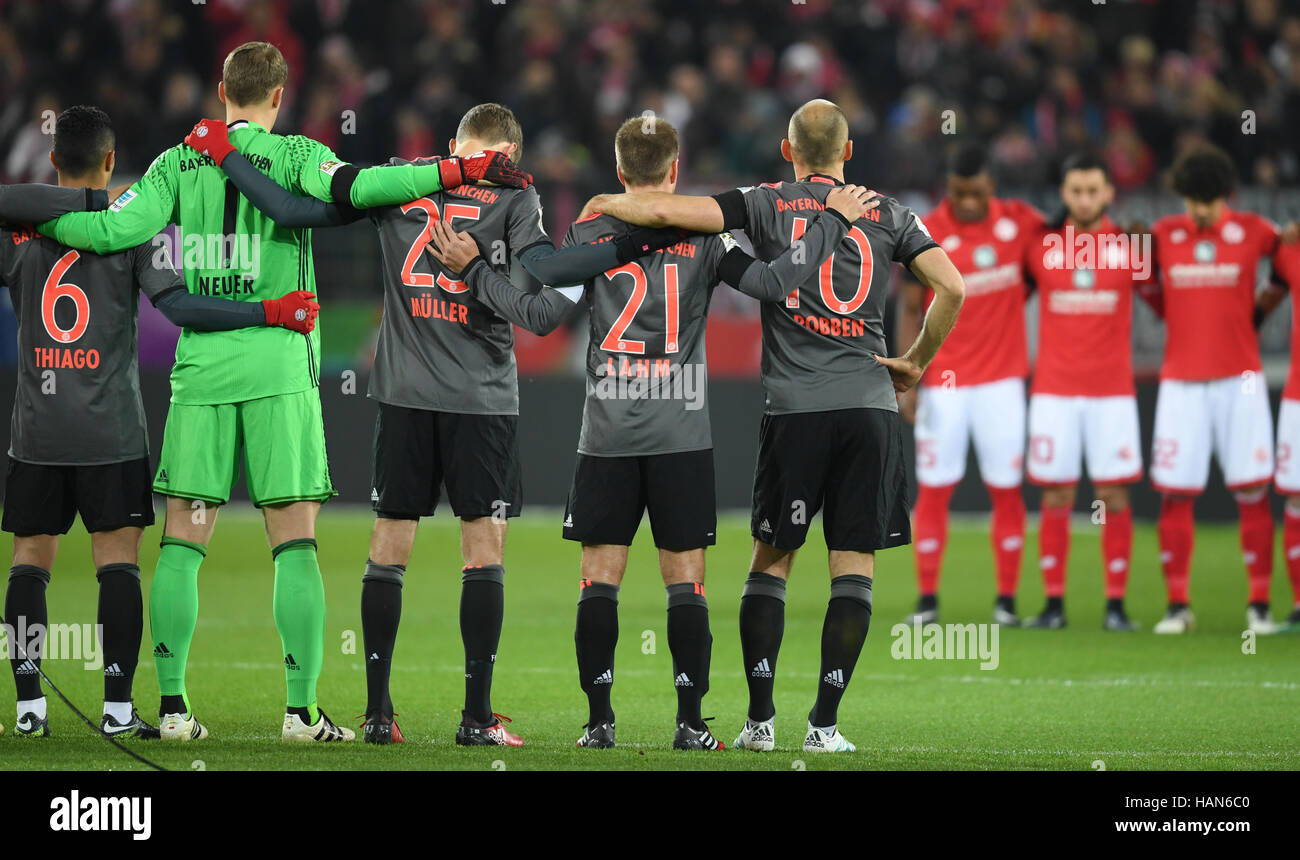 Mainz, Germania. 02Dec, 2016. Monaco di Baviera e Magonza giocatori durante un minuto di silenzio in memoria delle vittime di un incidente aereo in Colombia in cui numerosi i calciatori sono stati uccisi prima Bundesliga soccer math tra 1. FSV Mainz 05 e Bayern Monaco di Baviera in la Opel Arena a Mainz, Germania, 02 dicembre 2016. (EMBARGO CONDIZIONI - ATTENZIONE: grazie alle linee guida di accreditamento, il DFL consente solo la pubblicazione e utilizzazione di fino a 15 immagini per corrispondenza su internet e nei contenuti multimediali in linea durante la partita.) Foto: Arne Dedert/dpa/Alamy Live News Foto Stock