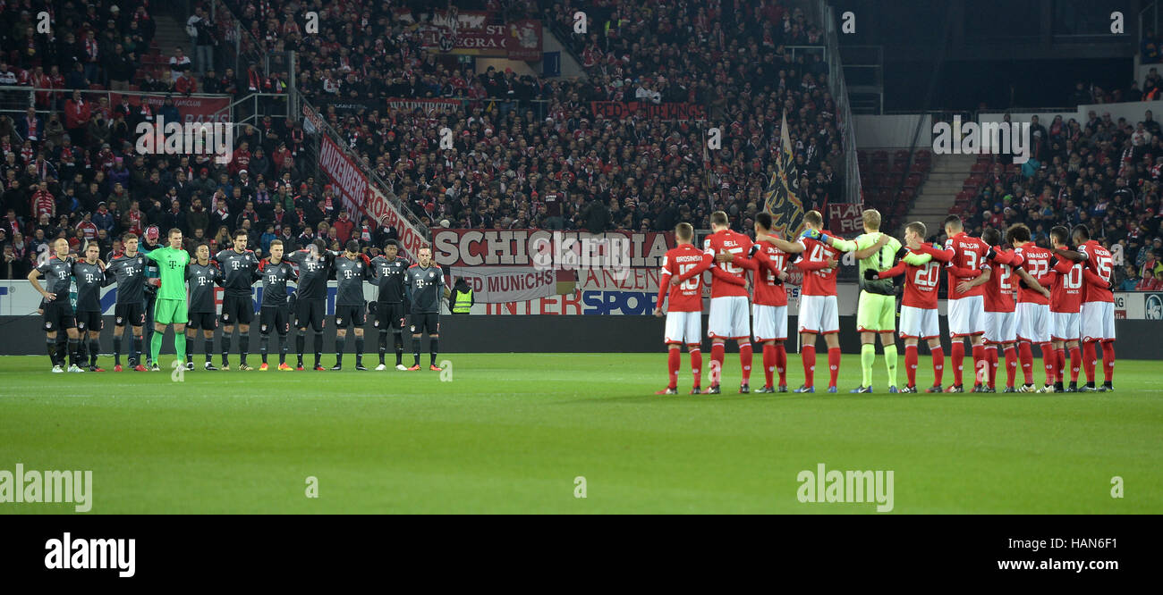 Mainz, Germania. 02Dec, 2016. Monaco di Baviera e Magonza giocatori durante un minuto di silenzio in memoria delle vittime di un incidente aereo in Colombia in cui numerosi i calciatori sono stati uccisi prima Bundesliga soccer math tra 1. FSV Mainz 05 e Bayern Monaco di Baviera in la Opel Arena a Mainz, Germania, 02 dicembre 2016. (EMBARGO CONDIZIONI - ATTENZIONE: grazie alle linee guida di accreditamento, il DFL consente solo la pubblicazione e utilizzazione di fino a 15 immagini per corrispondenza su internet e nei contenuti multimediali in linea durante la partita.) Foto: Torsten Silz/dpa/Alamy Live News Foto Stock