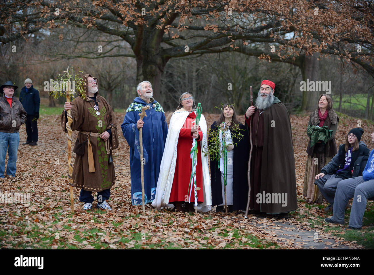 Tenbury Wells, Worcestershire, Regno Unito. 03 dic 2016. Druids alla benedizione della cerimonia del mistletoe alla città del Worcestershire di Tenbury Wells conosciuta come la capitale del Mistletoe inglese. Credit: David Bagnall druid pagan festival rituale Gran Bretagna Inghilterra English Faith cerimonie invernali festeggiamenti festeggiamenti celebrazione Foto Stock