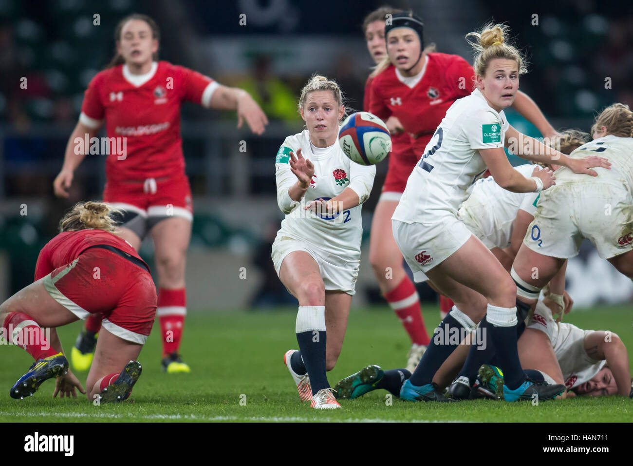 Londra, Regno Unito. 26 Nov, 2016. L'Inghilterra del Natascha Hunt passa durante le donne del Rugby Union partita di rugby tra Inghilterra e Canada a Londra, Inghilterra, 26 novembre 2016. Foto: Jürgen Keßler/dpa/Alamy Live News Foto Stock