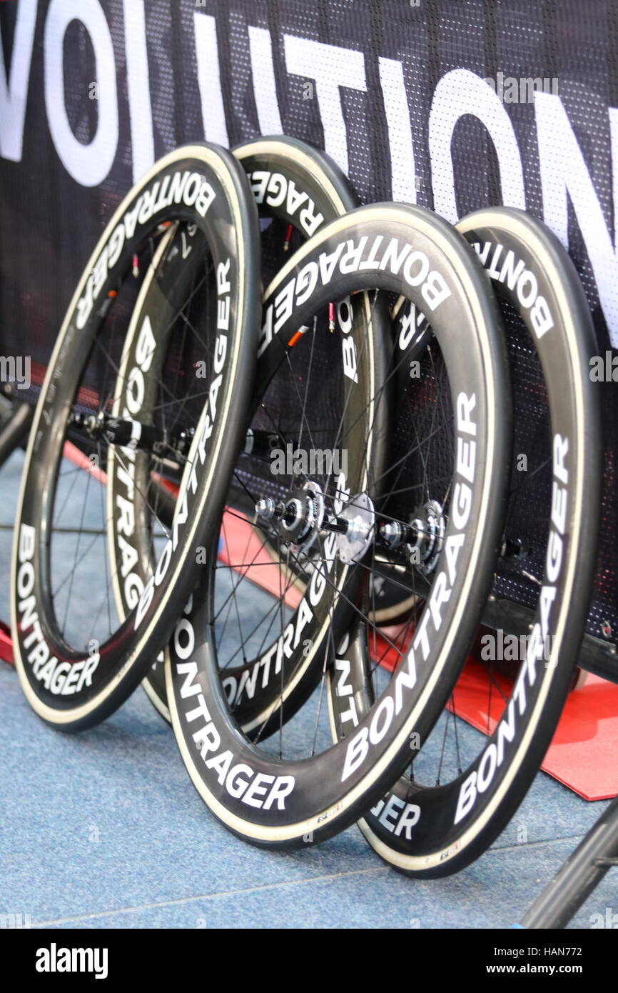 Londra, Regno Unito. 03 Dic, 2016. Lee Valley VeloPark, Londra, Regno Unito. 3 dicembre 2016.Rivoluzione Serie cingoli, Champions League Round 2. Ruote in area di corsa. Credito: Concedere Burton/Alamy Live News Foto Stock