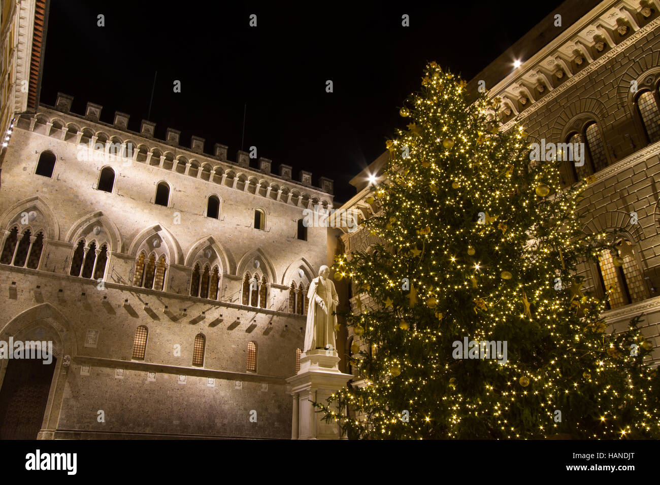 Siena, Italia - dicembre 08, 2015: Palazzo Salimbeni, sede centrale della Banca Monte dei Paschi di Siena Foto Stock