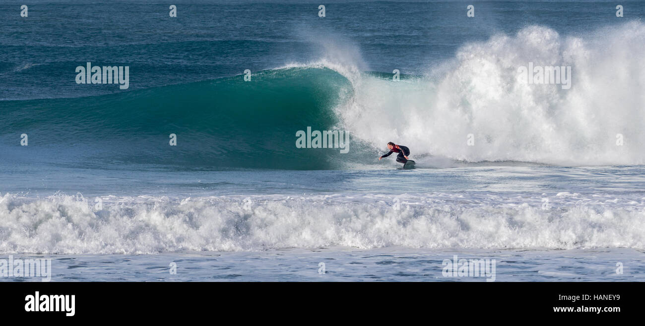 Un surfista surf una grande onda nel Palmar Foto Stock