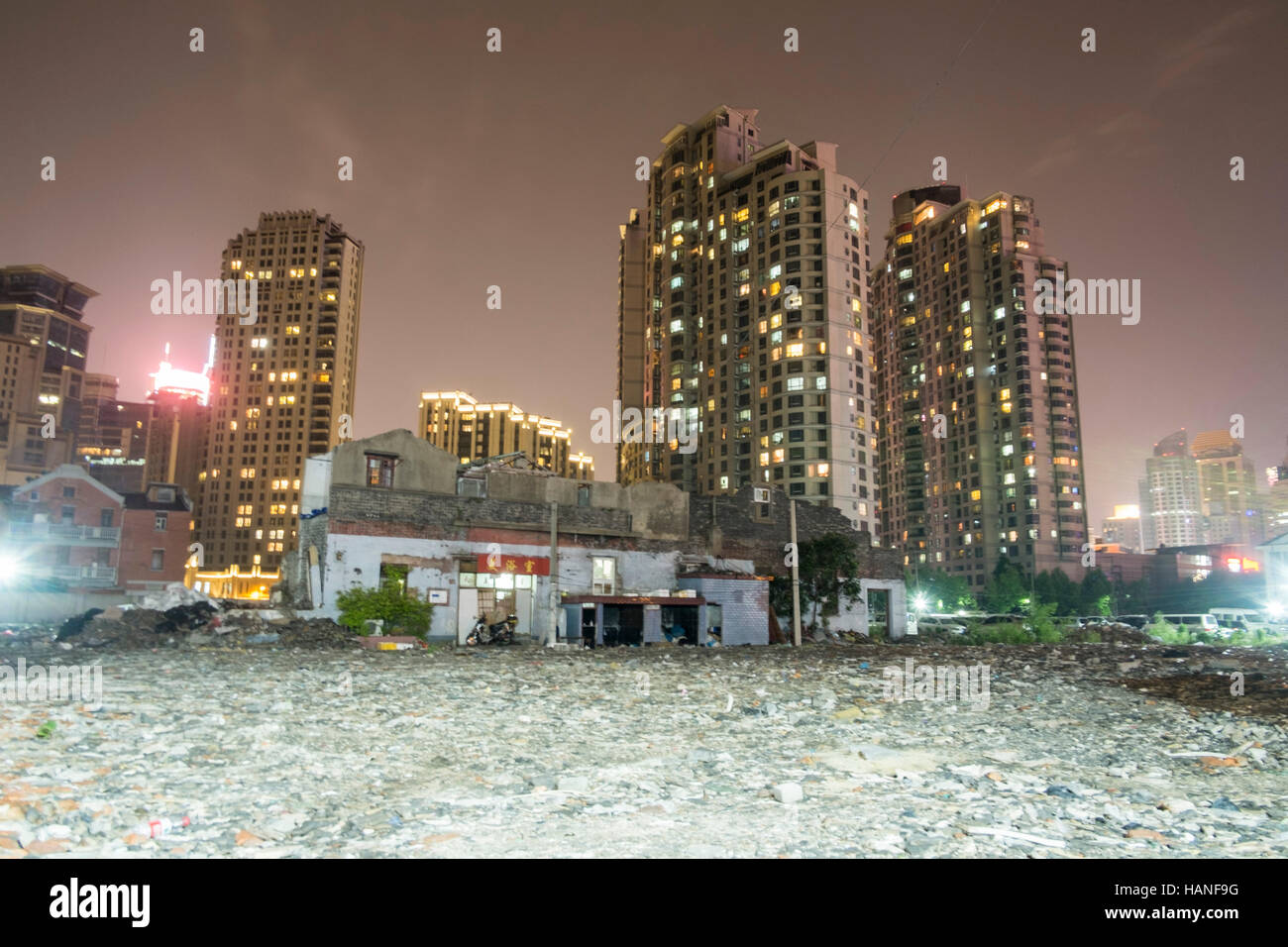 Area di demolizione, zona residenziale del centro di Shanghai di notte, Huangpu, Shanghai, Chinadesolate Foto Stock