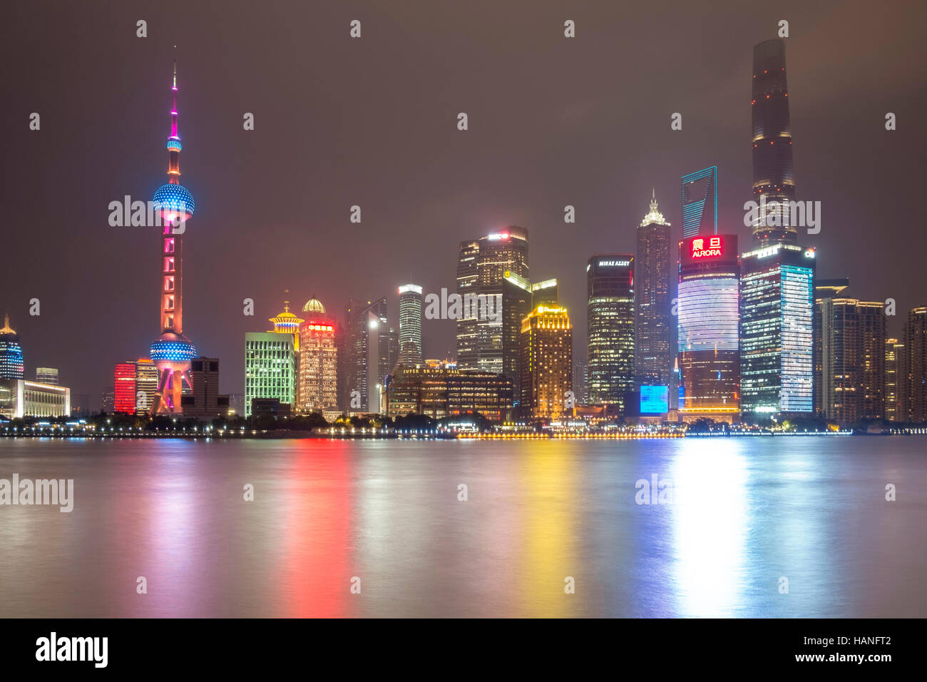 Shanghai, Cina skyline della città sul fiume Huangpu Foto Stock