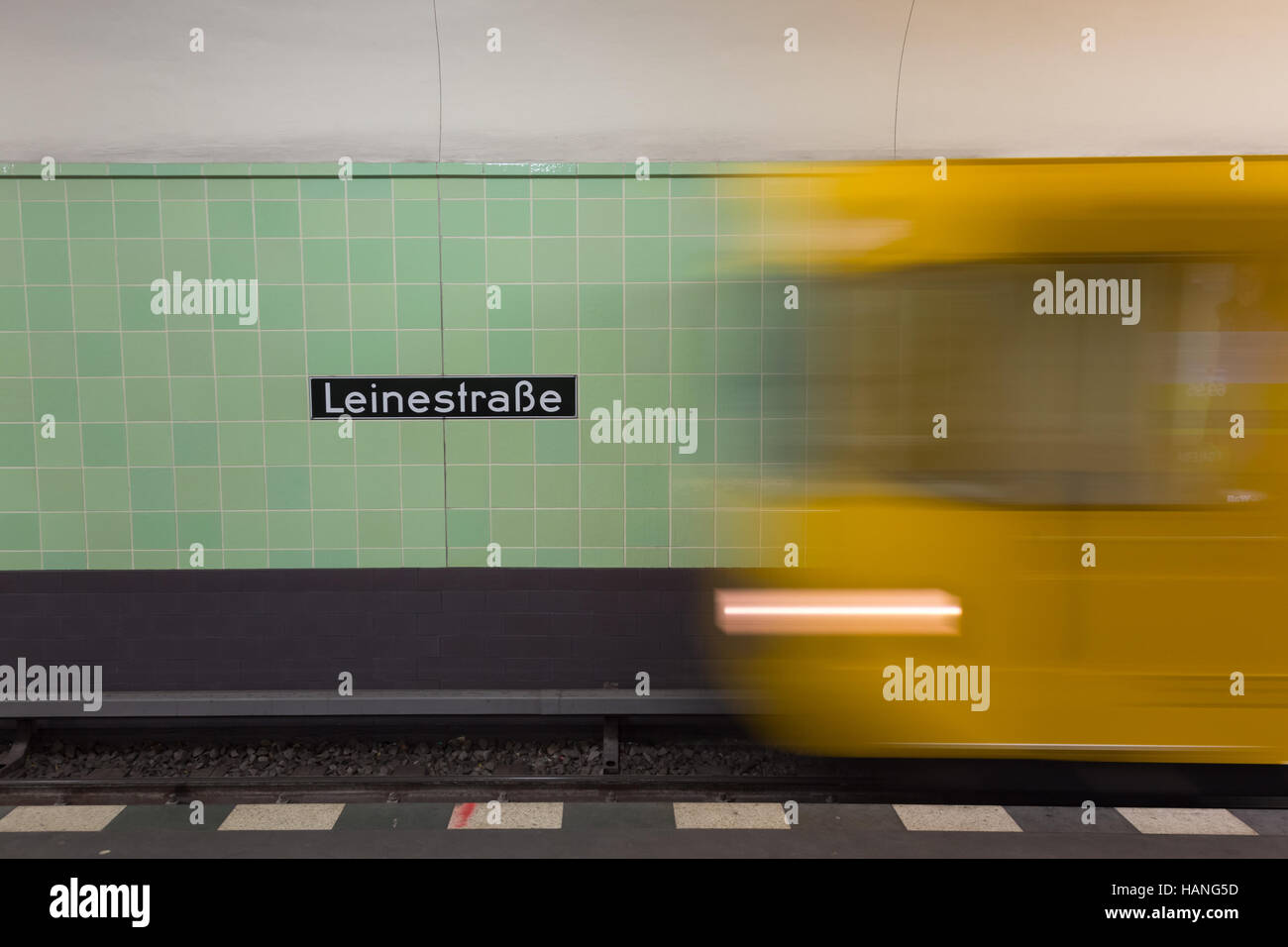 Il giallo alla metropolitana treno in movimento su Berlin Alexanderplatz stazione della metropolitana. Foto Stock