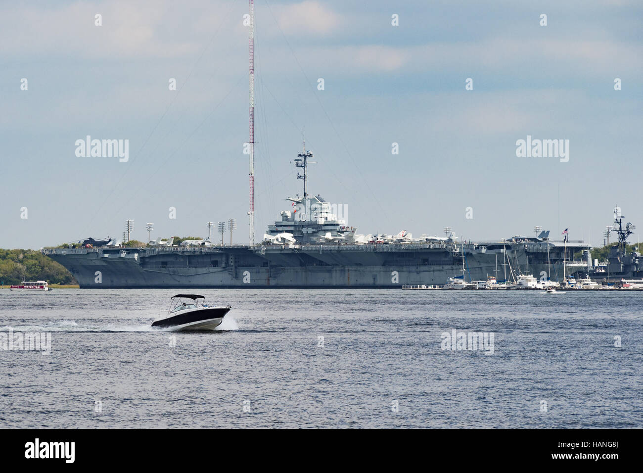 Storica portaerei USS Yorktown domina Charleston river side Foto stock -  Alamy