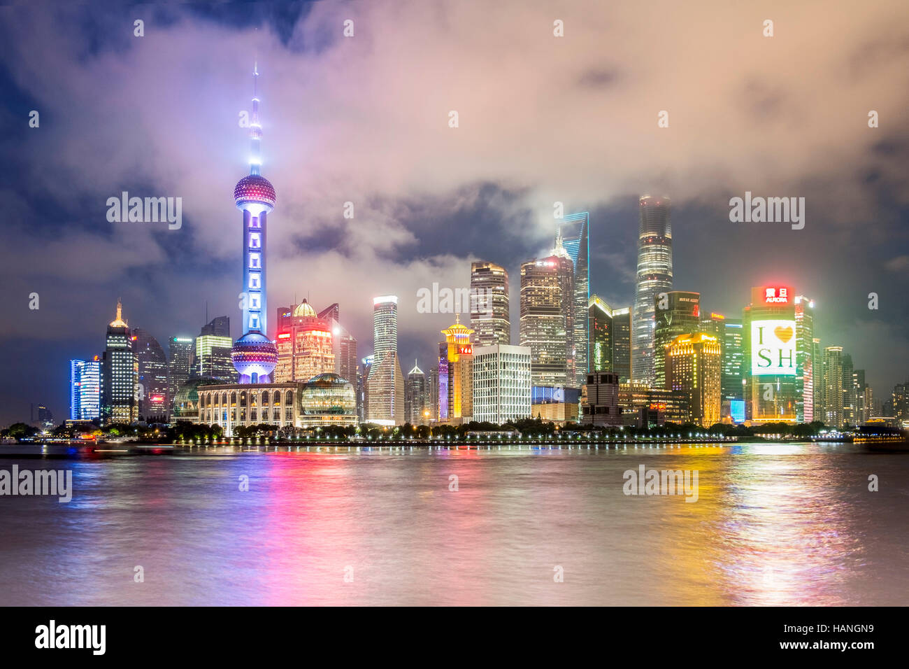 Shanghai, Cina skyline della città sul fiume Huangpu Foto Stock