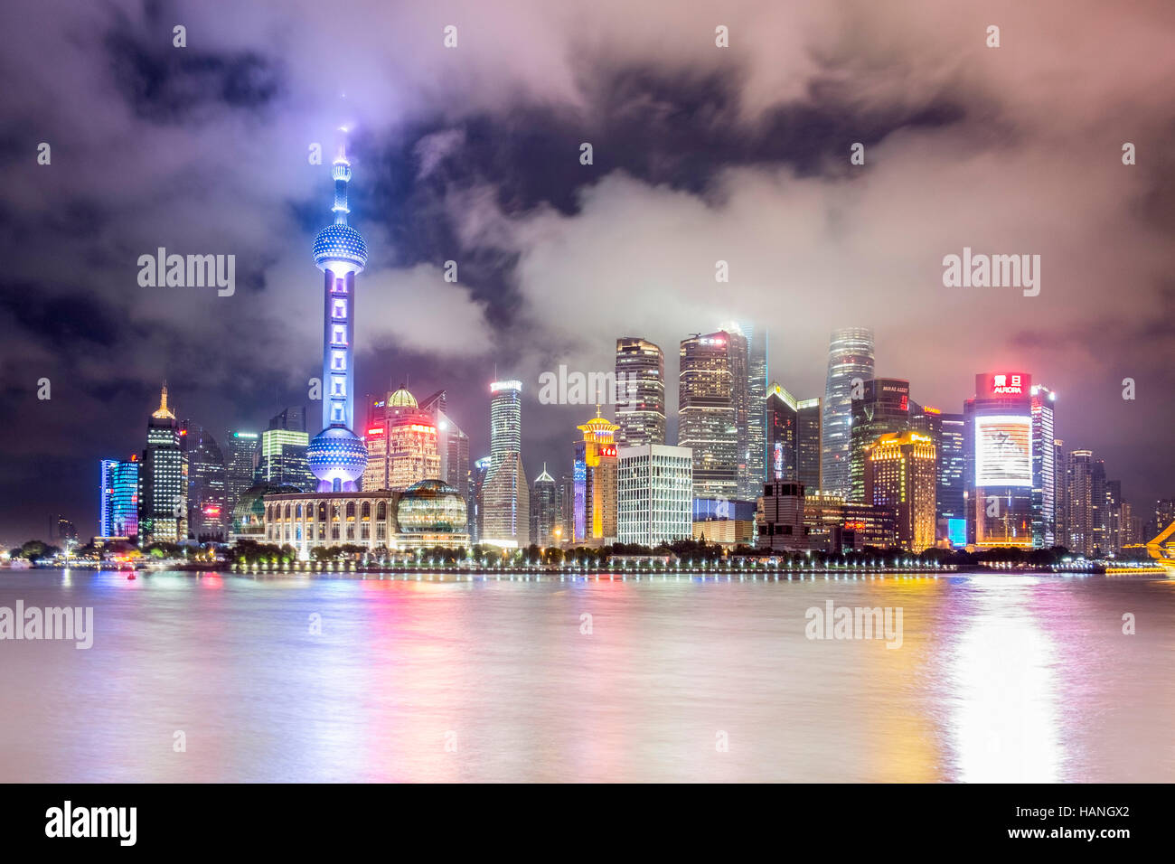 Shanghai, Cina skyline della città sul fiume Huangpu Foto Stock
