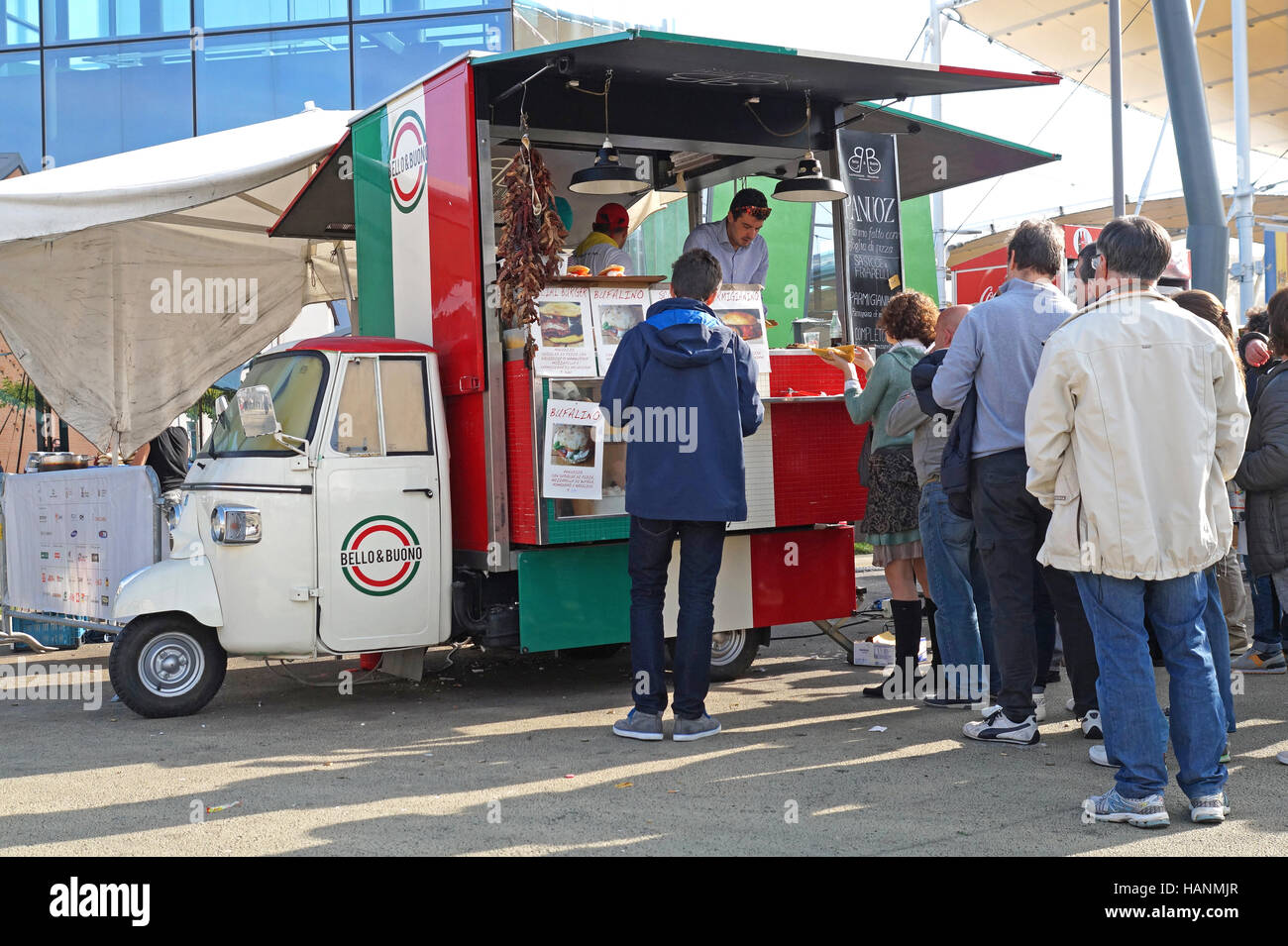 MILANO , Italia -16 ottobre 2015 : persone schierate in uno dei carrelli tipicamente italiano cibo di strada Foto Stock