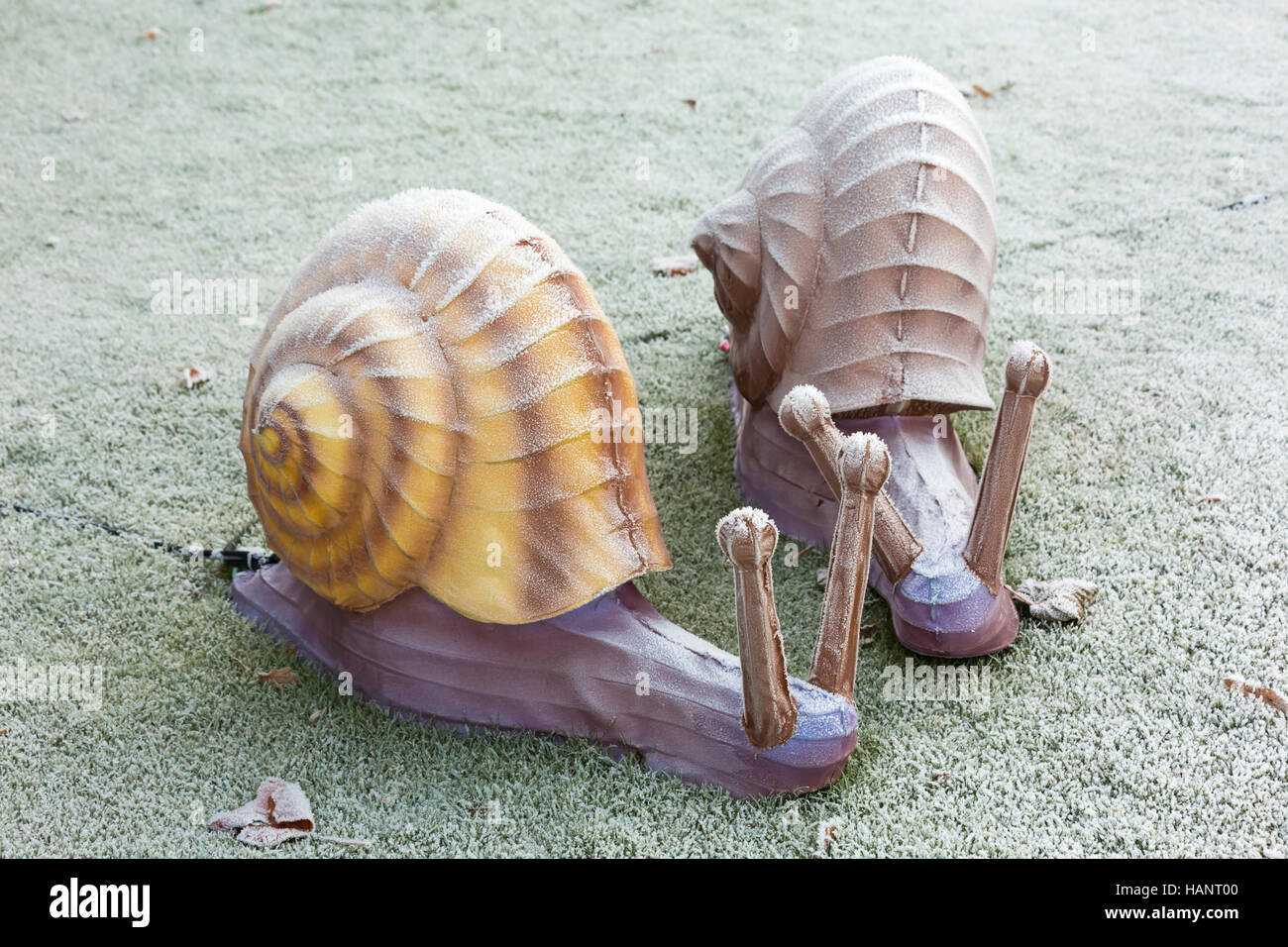 Festa di Natale della luce a Longleat per celebrare il Safari Park il cinquantesimo anniversario con il tema di Beatrix Potter. congelati lumache sull'erba Foto Stock