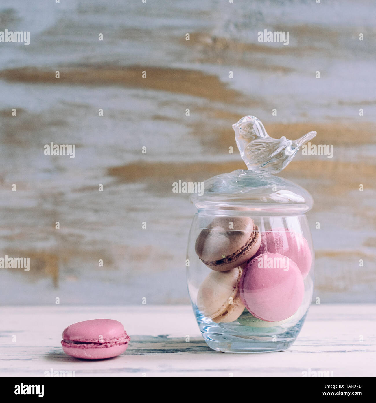 Vintage giara di marshmallow su sfondo grigio. Foto Stock