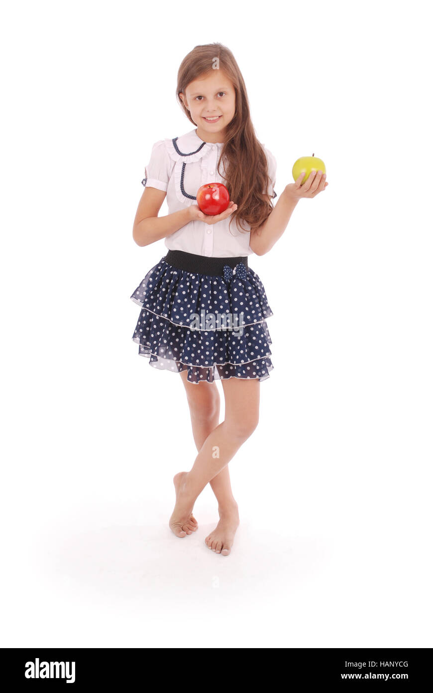 Felice bellissima ragazza con due mele isolati su sfondo bianco Foto Stock