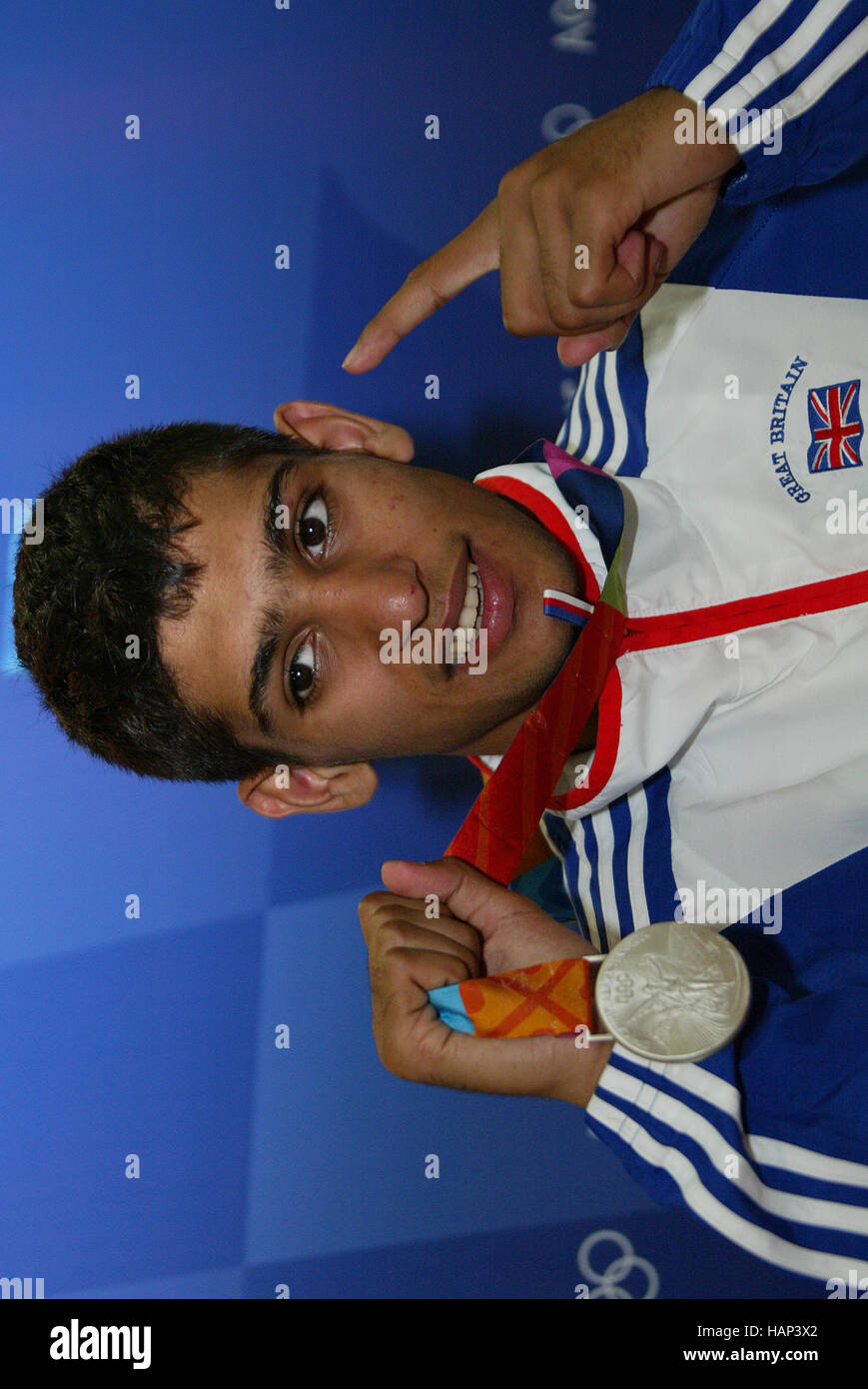 AMIR KHAN con medaglia d argento GRAN BRETAGNA Atene GRECIA 29 Agosto 2004 Foto Stock