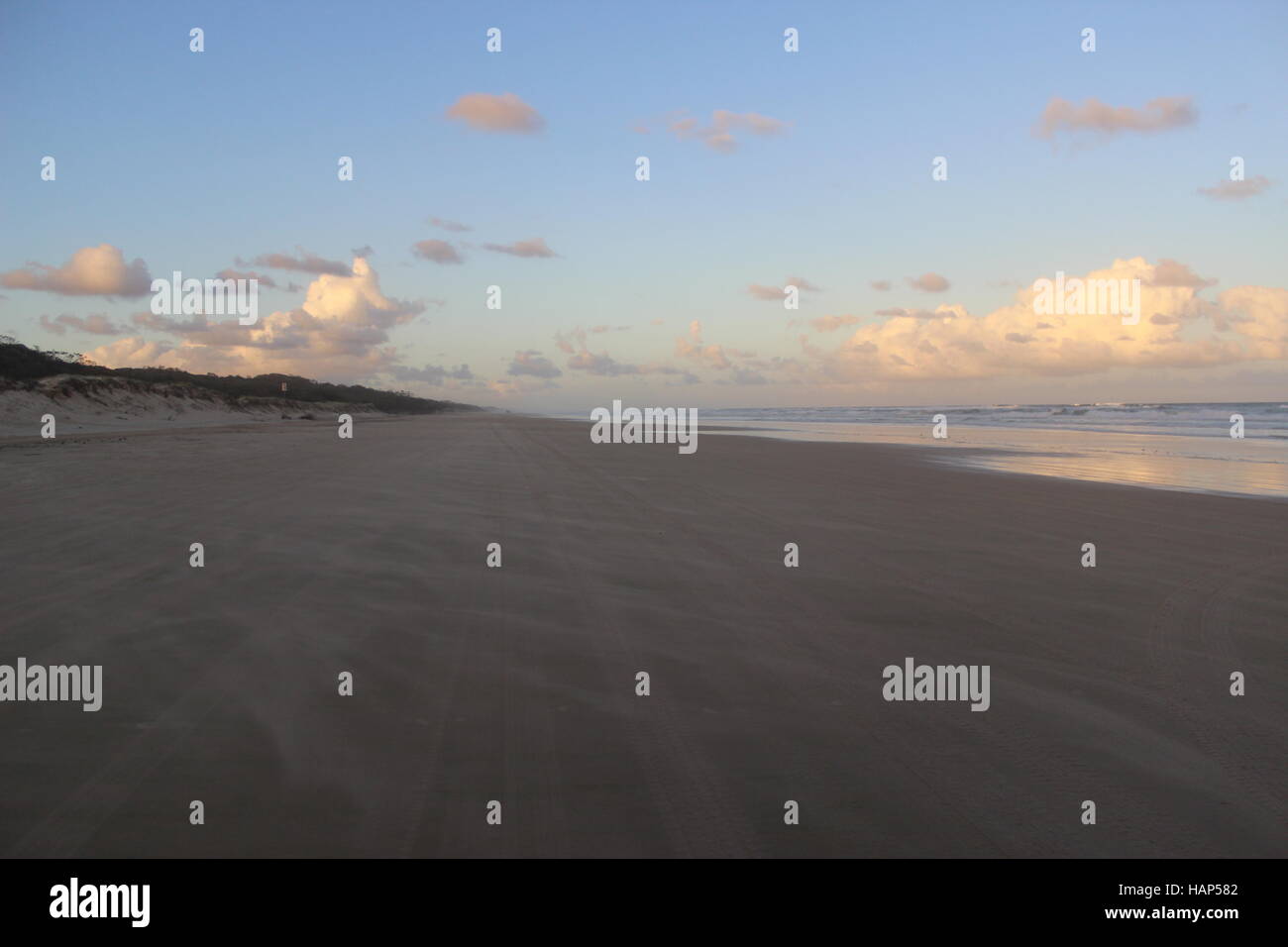 Un beautify 75 miglia di spiaggia in Fraser Island in una giornata di sole con alcune nuvole Foto Stock