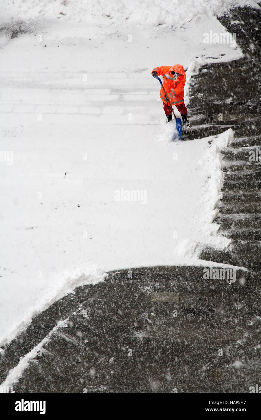Bratislava - l'uomo alla rimozione della neve Foto Stock
