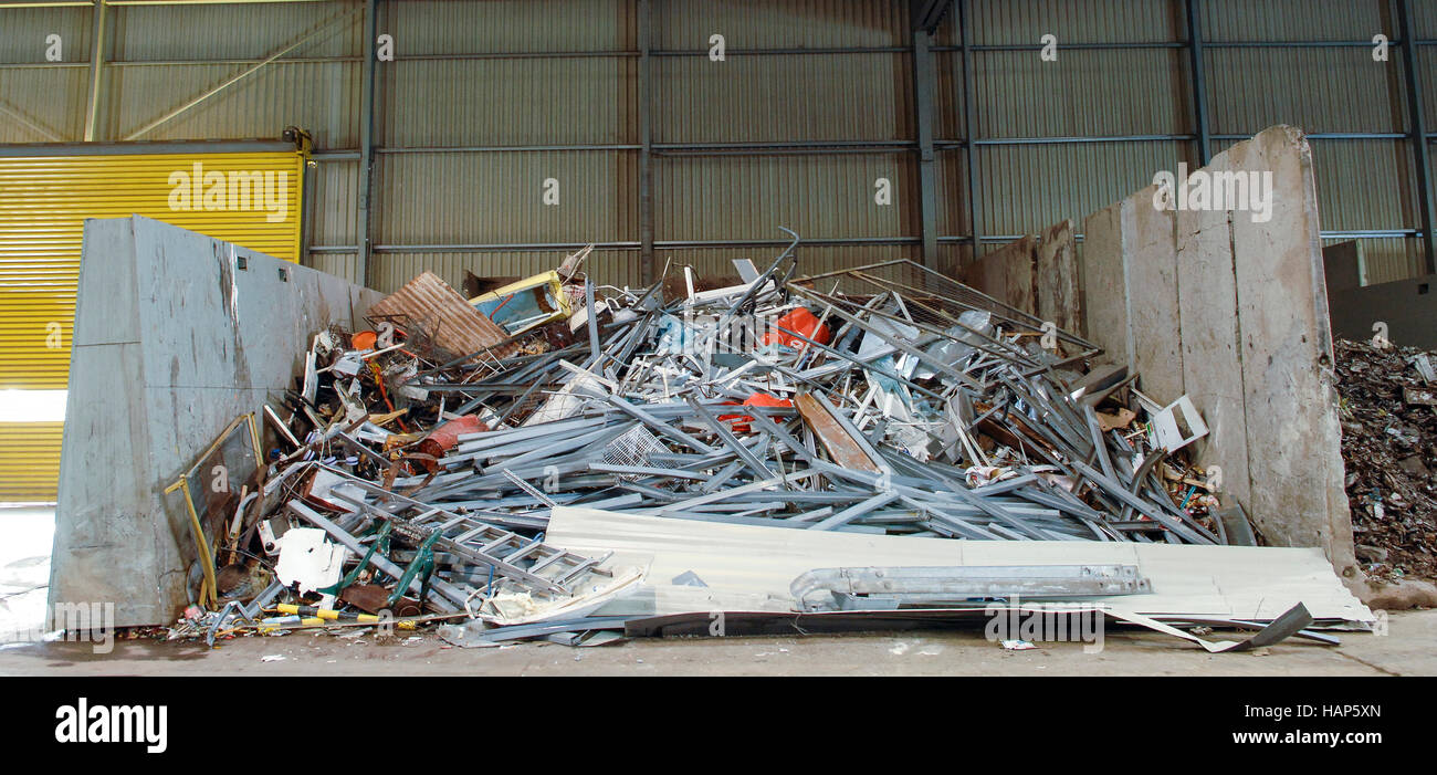 Rifiuti metallici dello storage per riciclaggio di età riscaldamento a radiatori di ghisa altri metalli rifiutare Foto Stock