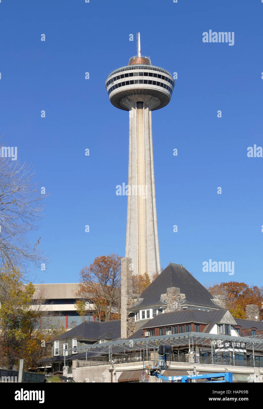 Cascate del Niagara, Canada - 13 novembre 2016: la Torre Skylon è una torre di osservazione che si affaccia alle Cascate del Niagara Foto Stock