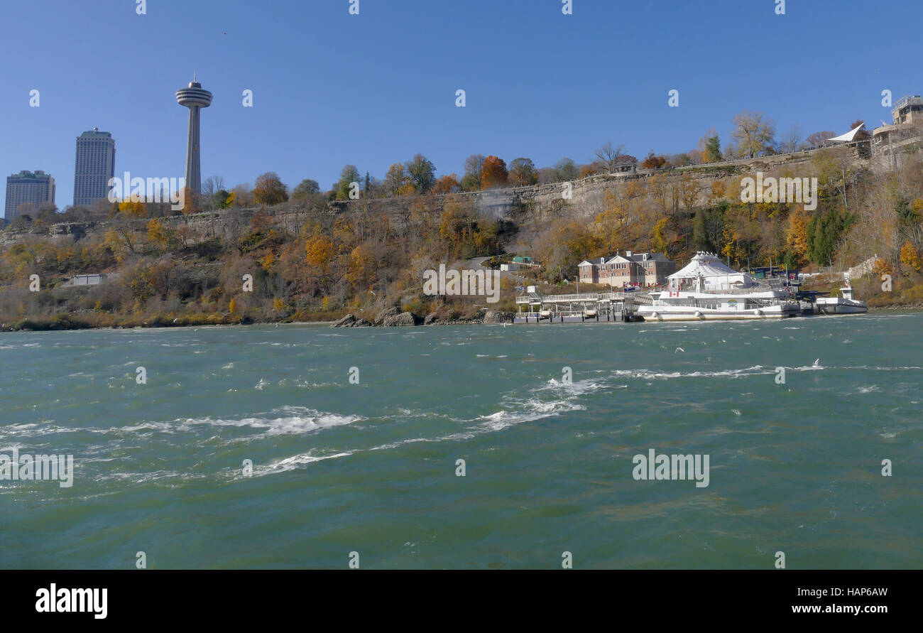 Cascate del Niagara, Canada - 13 novembre 2016: la Torre Skylon è una torre di osservazione che si affaccia alle Cascate del Niagara Foto Stock