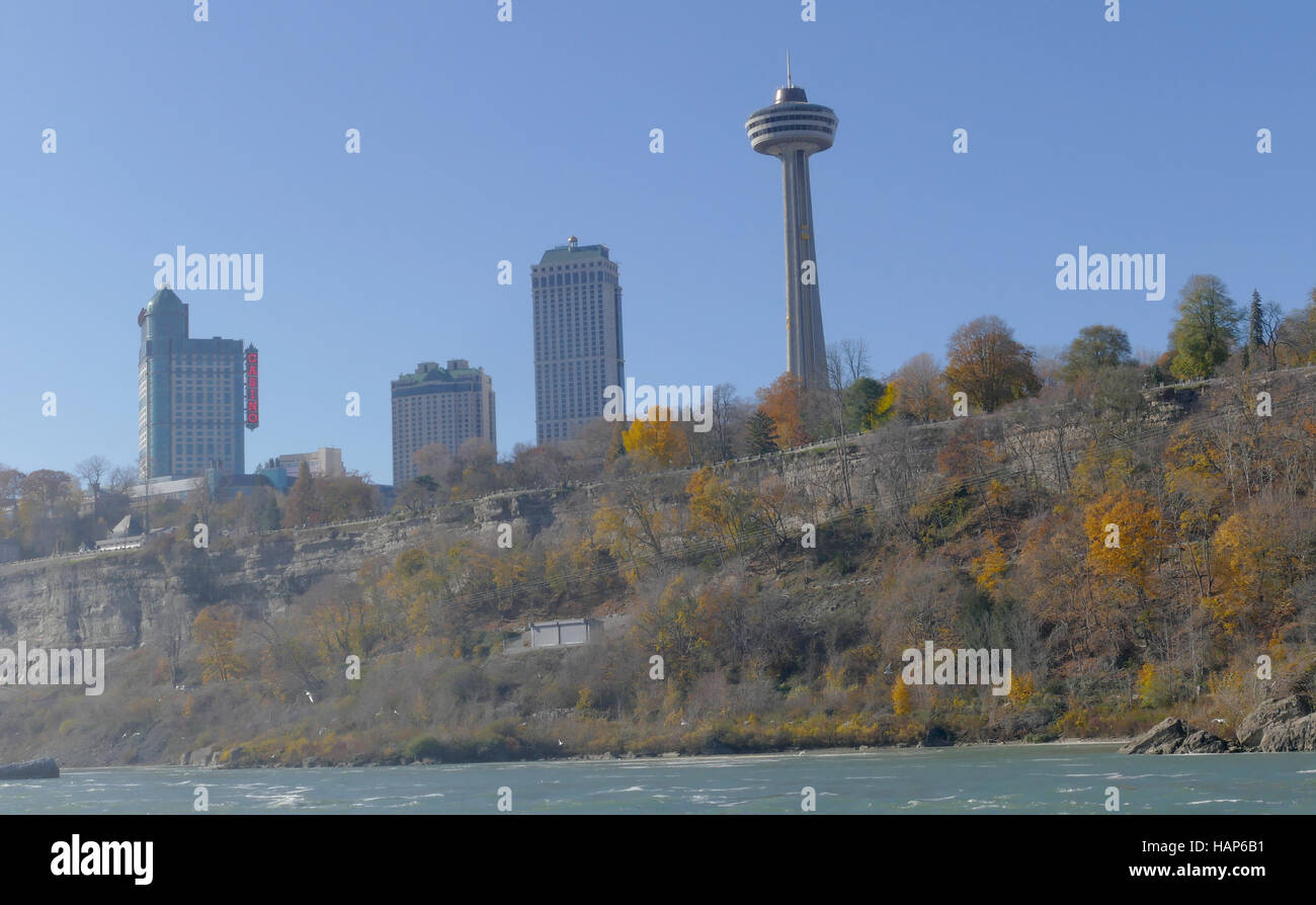 Cascate del Niagara, Canada - 13 novembre 2016: la Torre Skylon è una torre di osservazione che si affaccia alle Cascate del Niagara Foto Stock