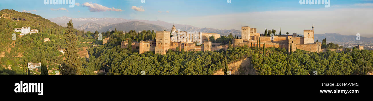 Granada - il panorama di Alhambra Palace e fortezza di complessi. Foto Stock