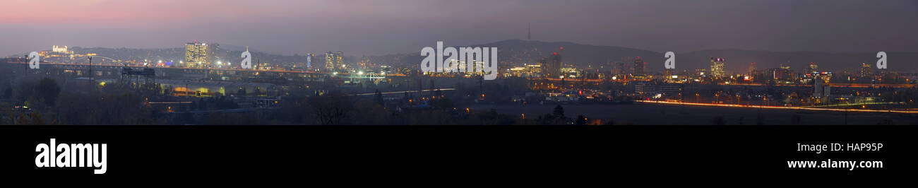 BRATISLAVA, SLOVACCHIA, novembre - 14, 2016: il panorama della città al tramonto. Foto Stock