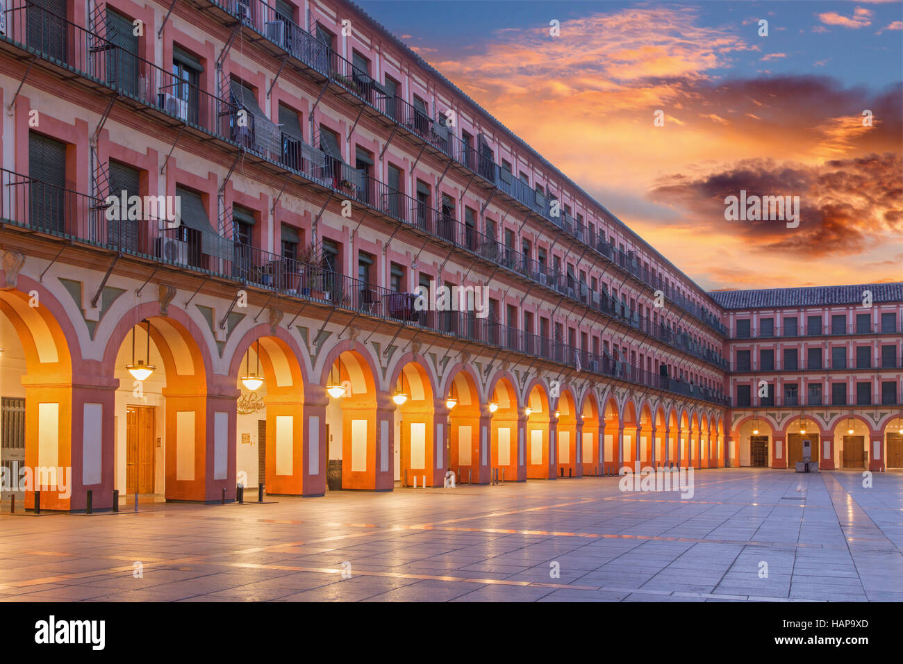CORDOBA, Spagna - 27 Maggio 2015: La Plaza de la Corredera square al crepuscolo. Foto Stock