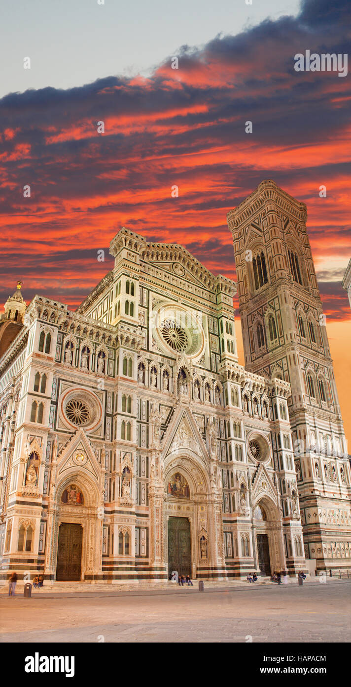 Firenze - La Cattedrale di Santa Maria del Fiore in serata rosso tramonto - facciata ovest Foto Stock