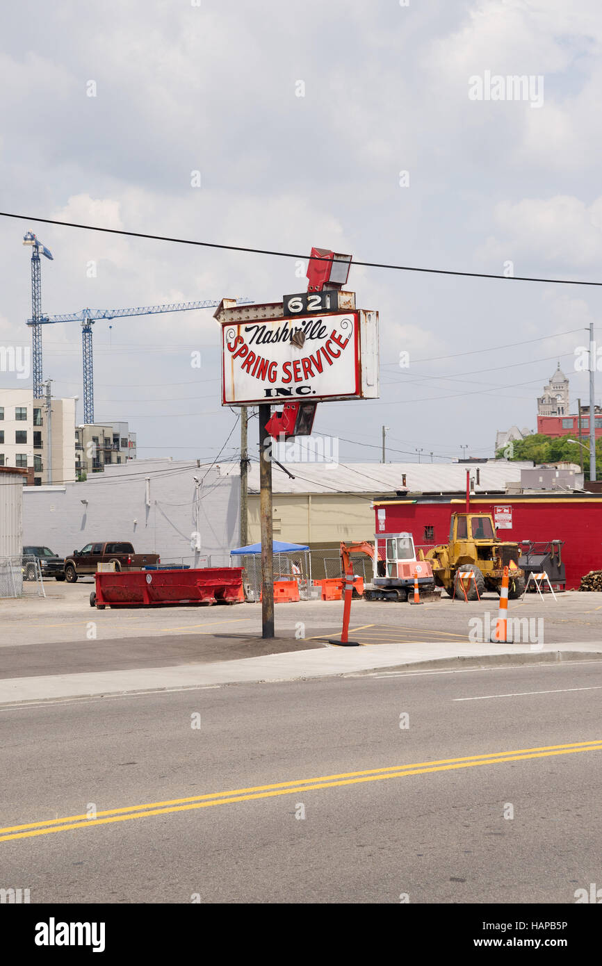 Edificio industriale e segno su 8th Avenue South, Nashville, Tennessee, Stati Uniti d'America. Foto Stock